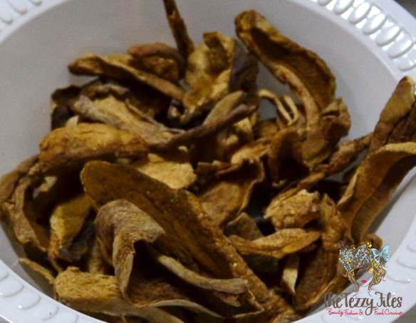 Dried porcini crepes mushrooms have a distintictively pungent smell, and give out a very robust mushroom flavor.