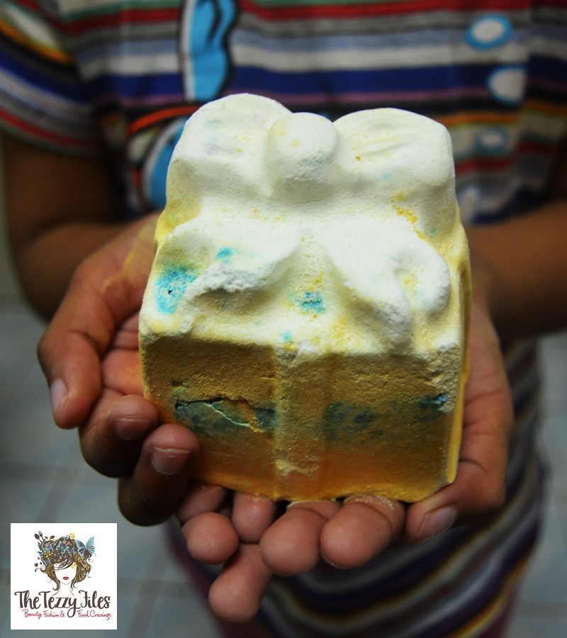 lush golden wonder bath bomb review