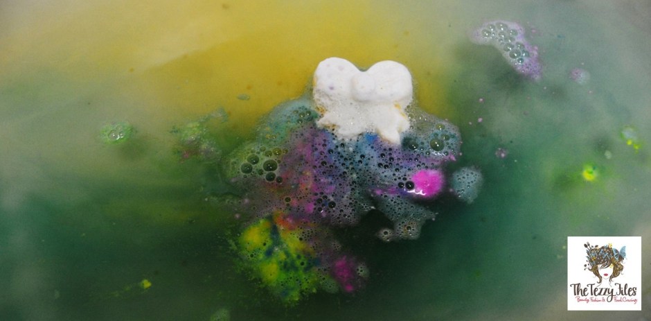 lush golden wonder bath bomb review2