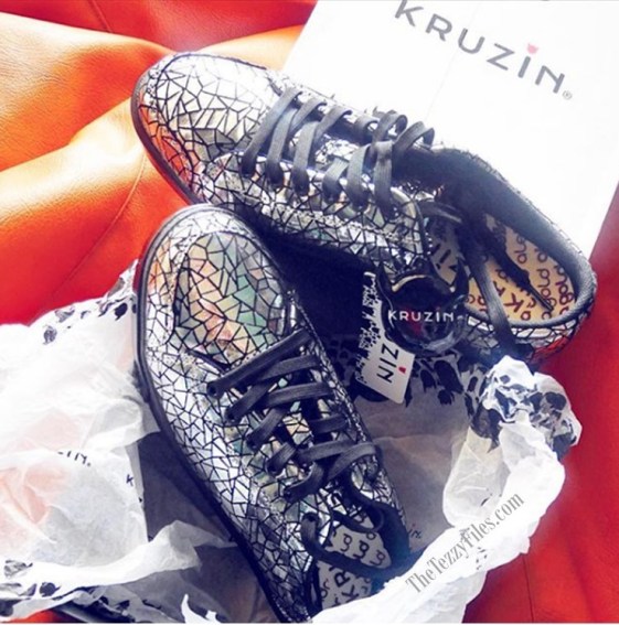 KRUZIN Footwear Review Dubai Alessandra Gold Sneakers Queen Dare With Us Citywalk Dubai Fashion Blog UAE Crackled Silver Sneakers