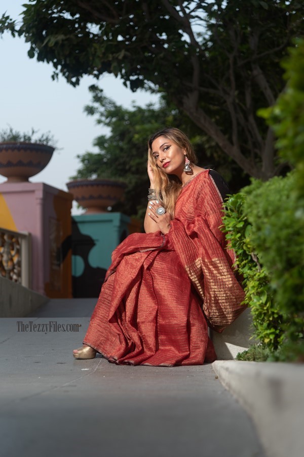 Anavila Linen Sari Metallic Red Saree The Tezzy Files Dubai UAE Fashion Blogger Indian Blog Numaish Exhibitions Al Qasba Sharjah Photo Shoot Model (4)